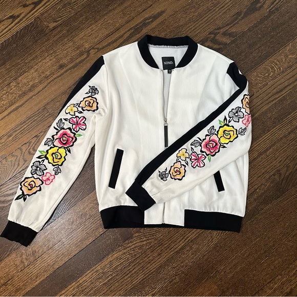 Detailed Black and White Bomber - Picture 1 of 5